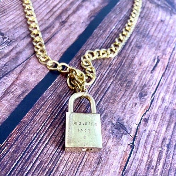 🔒Louis Vuitton Lock Necklace vintage lock🔒 - Picture 4 of 5